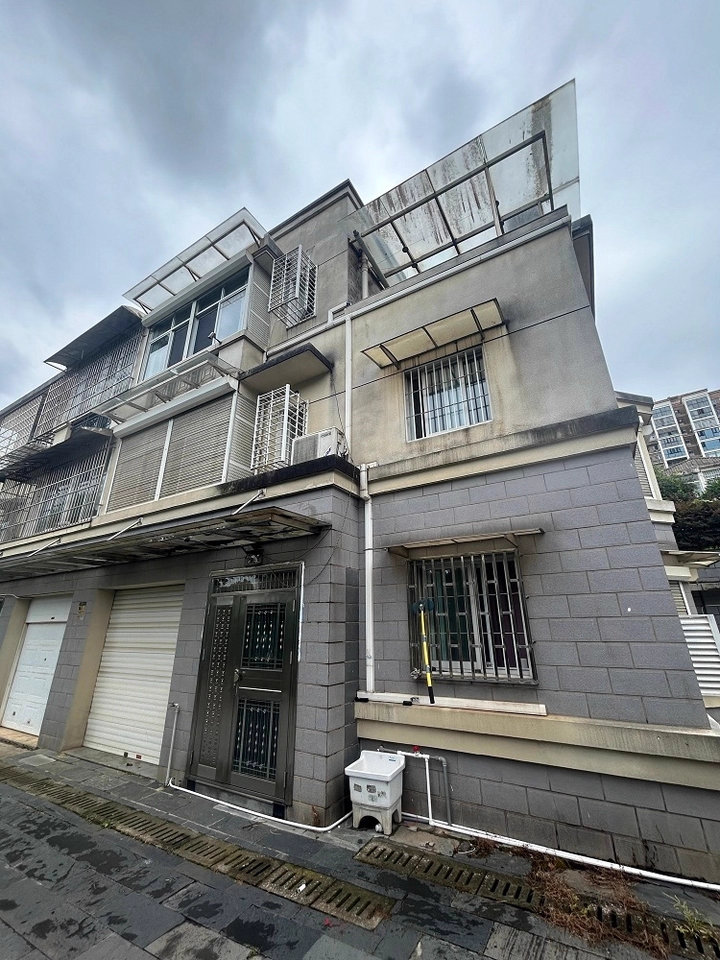 （5.5折 别墅）银华山庄法拍房20栋101室